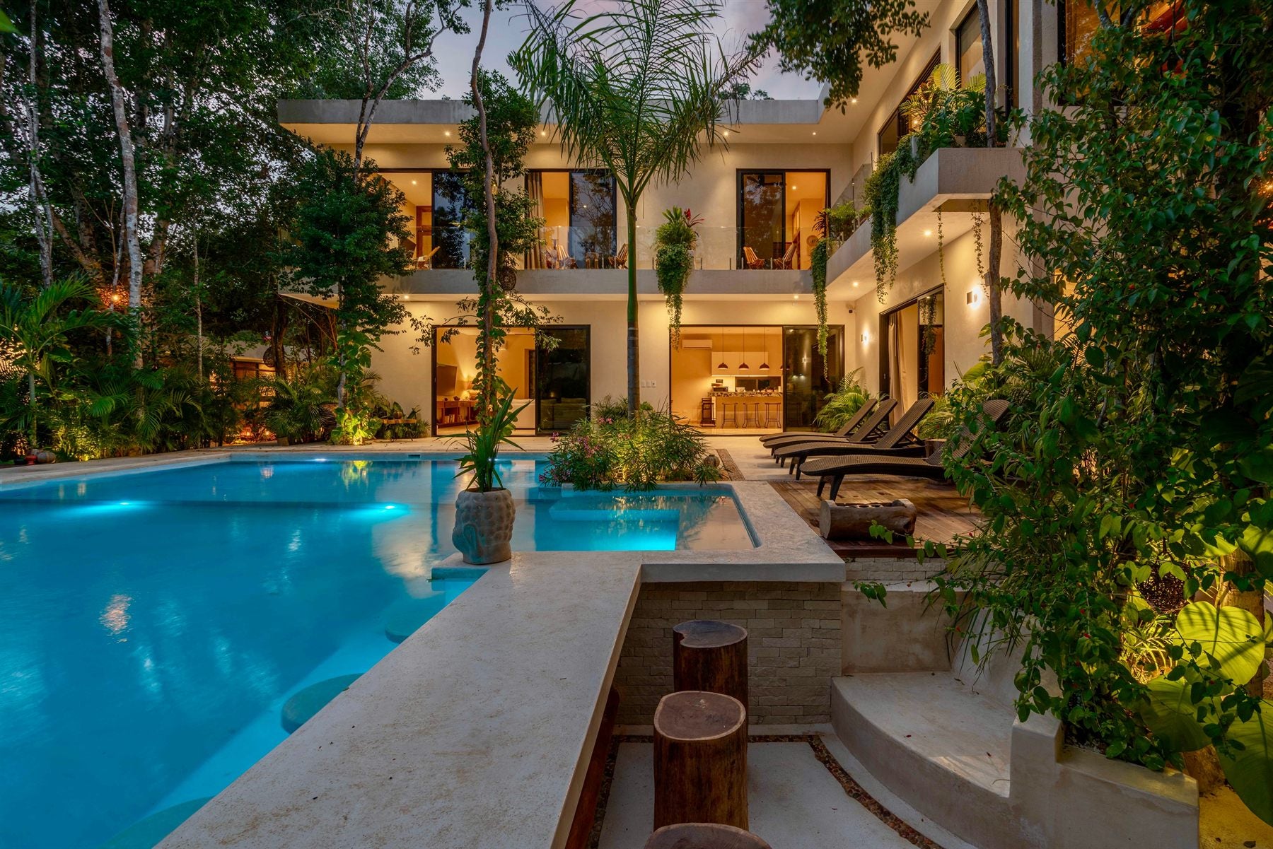 Contemporary residence exterior